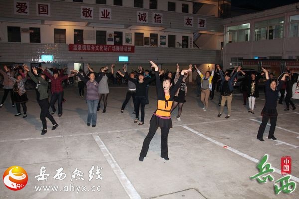 温泉镇综合文化站举办广场舞培训班 - 乡镇新闻