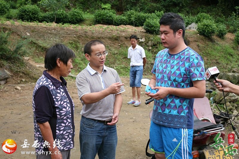 安庆市电视台记者到黄龙村采访精准扶贫工作 